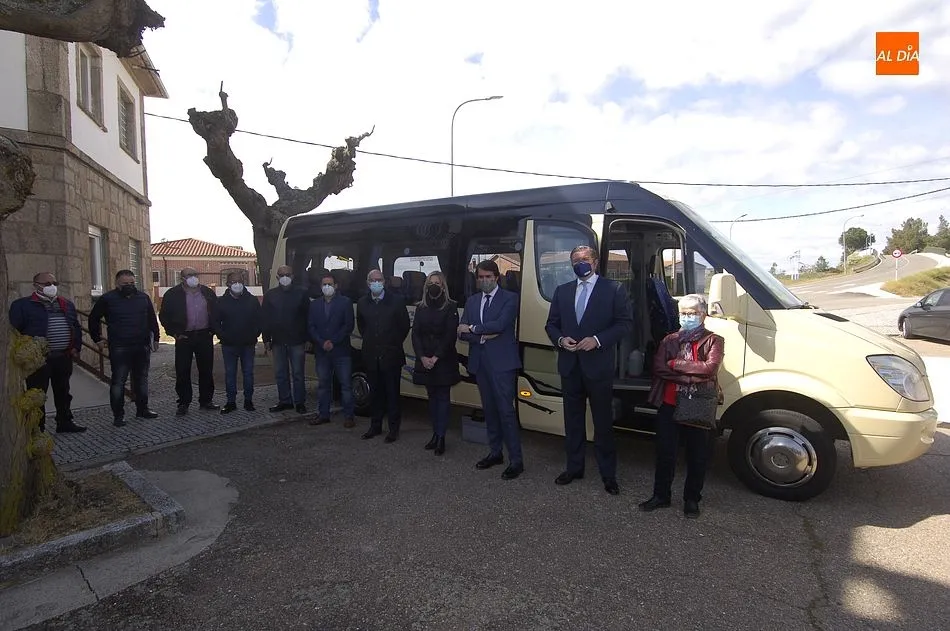 El consejero junto al presidente de la Diputación y los alcaldes de varias localidades de la zona | Fotos Adrián Martín