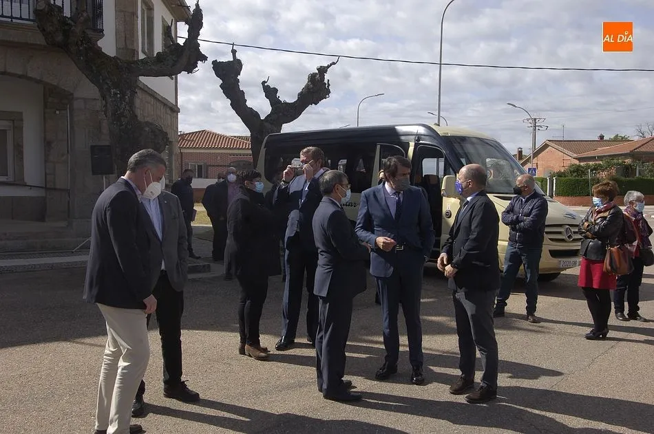 Foto 2 - La Zona de Fuentes de O&ntilde;oro acoge el estreno regional del Bono Rural de Transporte gratuito  