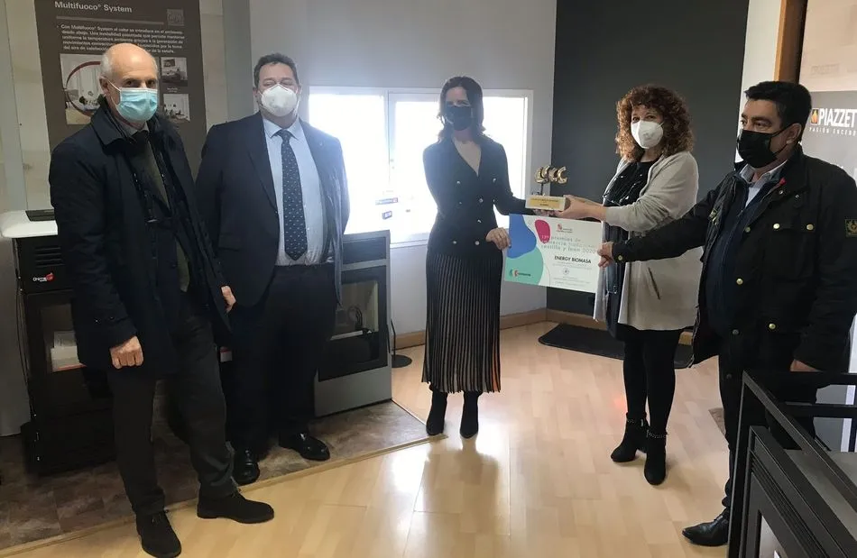 La gerente de Energy Biomasa, Yolanda García, ha recibido el reconocimiento en las propias instalaciones de la empresa