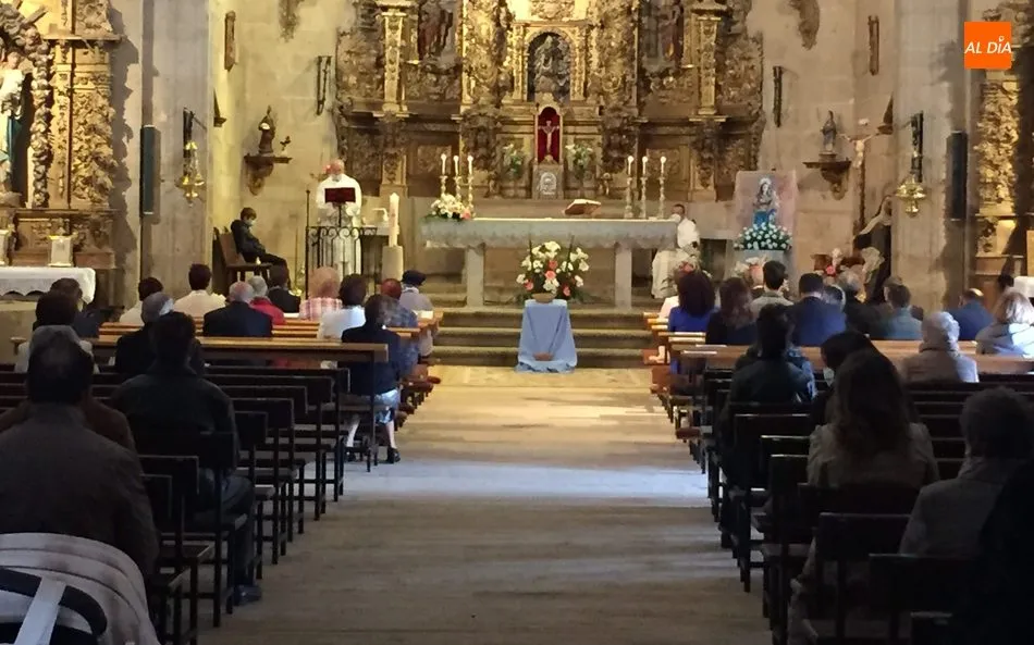 Foto 9 - Los vecinos de Yecla de Yeltes honran a la Virgen del Castillo con una misa como &uacute;nico acto de sus ...