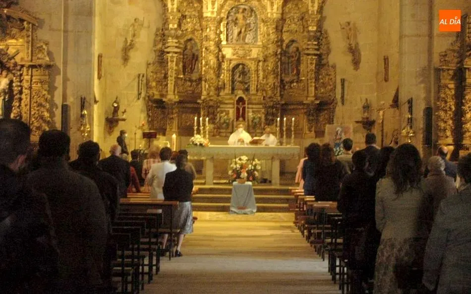 Foto 2 - Los vecinos de Yecla de Yeltes honran a la Virgen del Castillo con una misa como &uacute;nico acto de sus ...