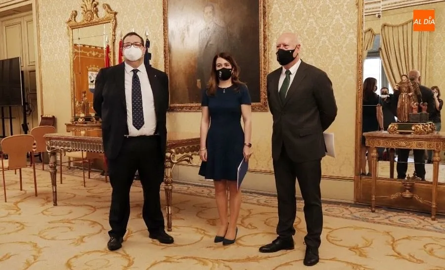 La concejala de Cultura, María Victoria Bermejo, el concejal de Comercio, Juan José Sánchez, y el presidente de la AESCO, Benjamín Crespo, en el Ayuntamiento. Foto de Guillermo García