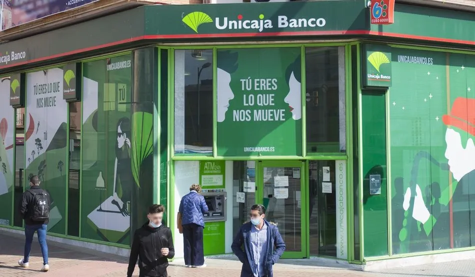 Unicaja Banco ofrece a las personas con nómina domiciliada una manera sencilla para realizar sus servicios más habituales sin coste