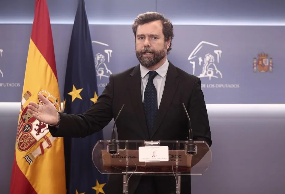 El portavoz de Vox en el Congreso, Iván Espinosa de los Monteros, interviene en una rueda de prensa anterior a una Junta de Portavoces convocada en el Congreso de los Diputados | EP