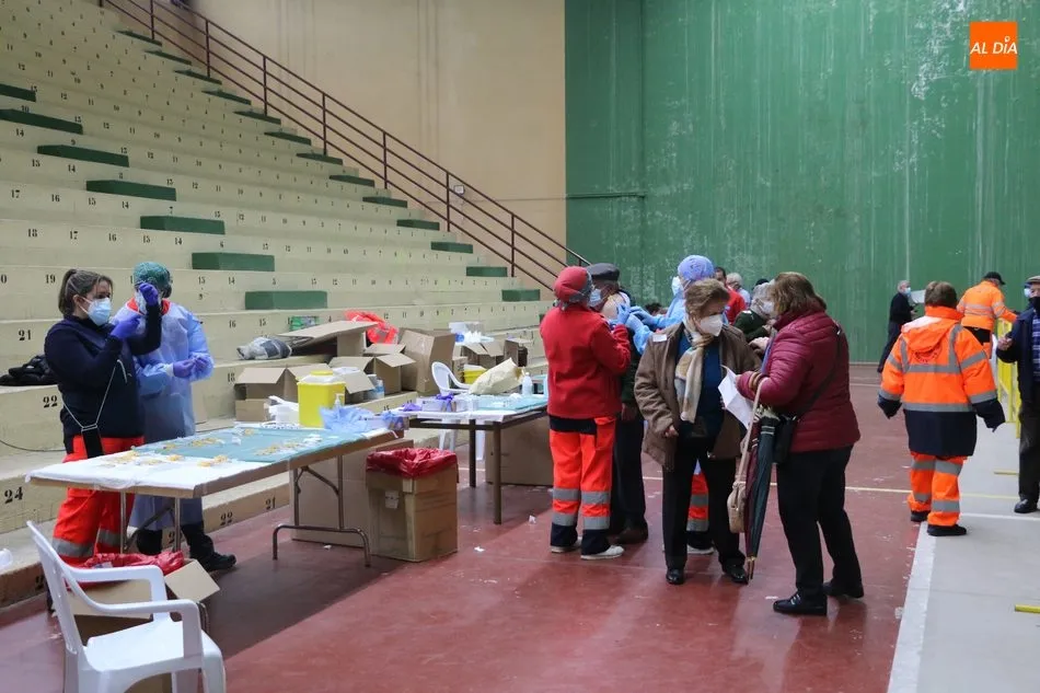 Foto 5 - La lluvia protagoniza la jornada de vacunaci&oacute;n masiva en Vitigudino para mayores de 80 a&ntilde;os  