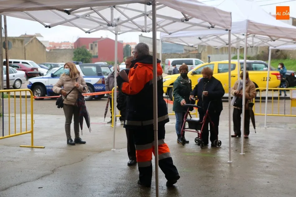 Foto 2 - La lluvia protagoniza la jornada de vacunaci&oacute;n masiva en Vitigudino para mayores de 80 a&ntilde;os  