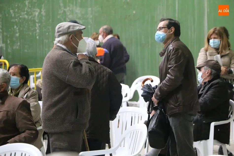 La lluvia protagoniza la jornada de vacunación masiva en Vitigudino para mayores de 80 años  