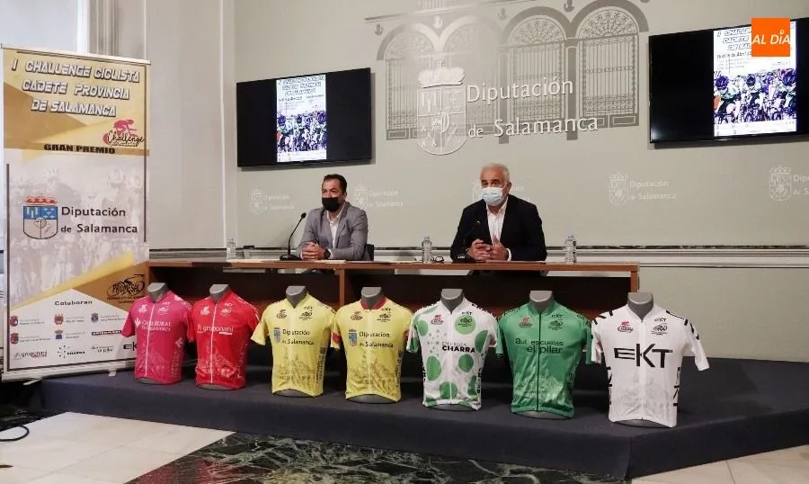 El diputado de Deportes, Jesús María Ortiz, el presidente del Club Promesal, Oché Alonso, presentan la I Challenge Ciclista Cadete Provincia de Salamanca. Foto de Guillermo García