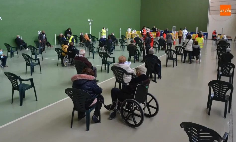 Foto 2 - Nuevo d&iacute;a grande de vacunaci&oacute;n en el Pabell&oacute;n Eladio Jim&eacute;nez con unas 1.000 personas convocadas ...