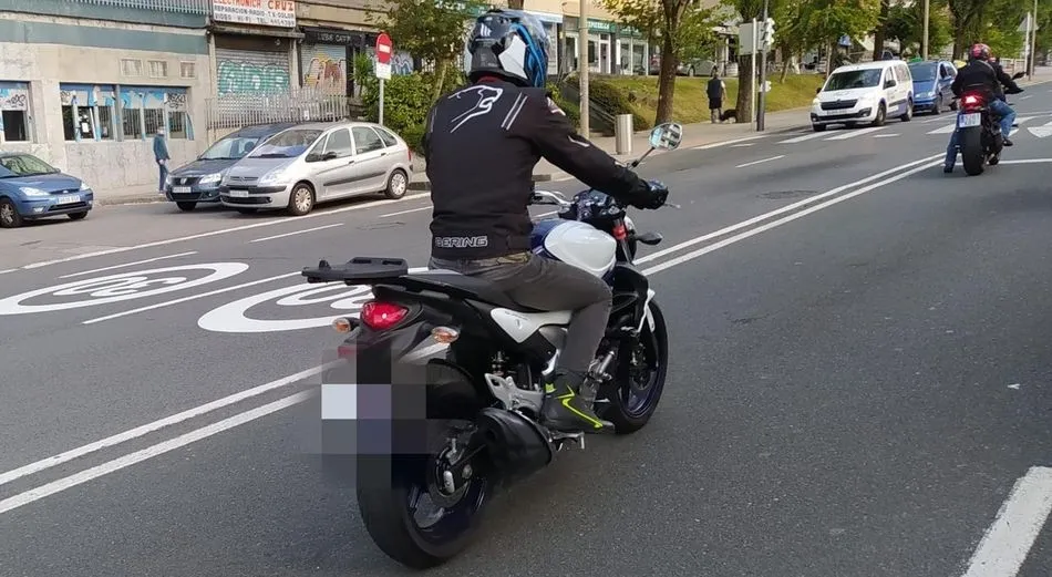 Señales de limitación a 30 km/h pintadas en la calzada en Bilbao. Foto EP Archivo