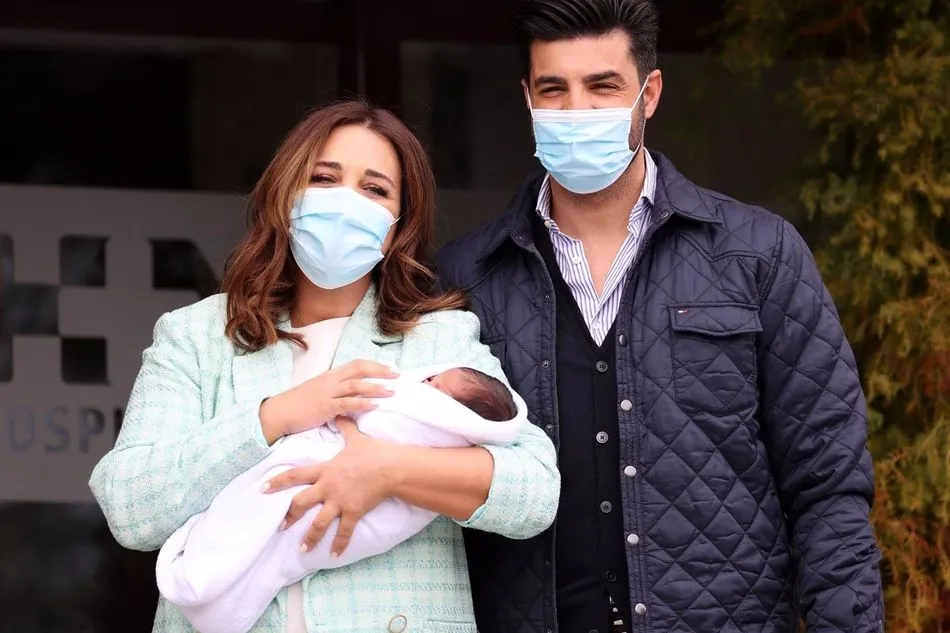 Paula Echevarría y Miguel Torres presentan a su hijo Miguel. Foto: EP