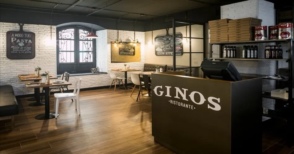Interior de restaurante Ginos en la Plaza del Ángel de Salamanca