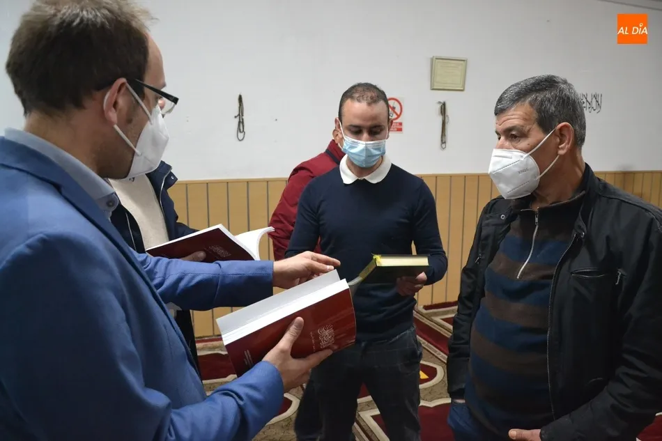 Foto 10 - La Comunidad Isl&aacute;mica de Ciudad Rodrigo inicia el Ramad&aacute;n recibiendo la visita del alcalde  