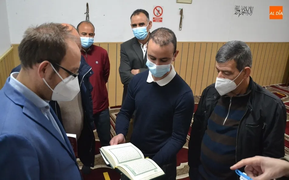 Foto 9 - La Comunidad Isl&aacute;mica de Ciudad Rodrigo inicia el Ramad&aacute;n recibiendo la visita del alcalde  
