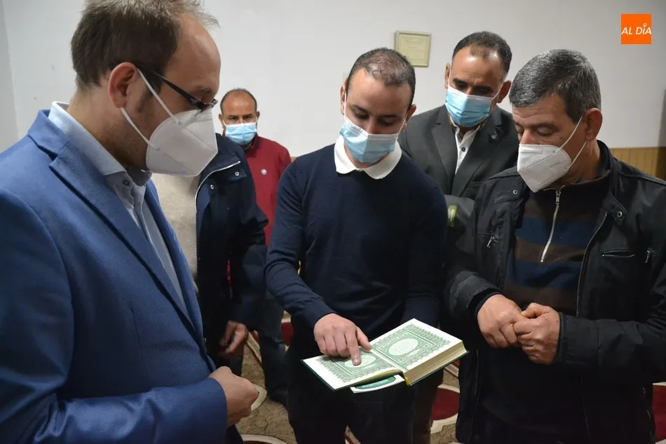 Foto 8 - La Comunidad Isl&aacute;mica de Ciudad Rodrigo inicia el Ramad&aacute;n recibiendo la visita del alcalde  