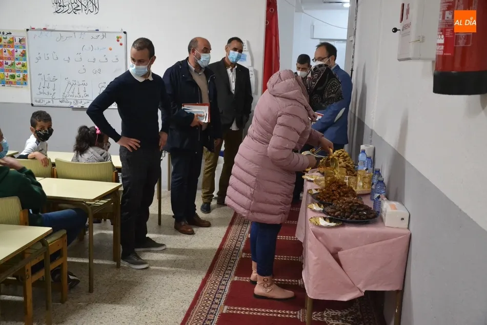 Foto 5 - La Comunidad Isl&aacute;mica de Ciudad Rodrigo inicia el Ramad&aacute;n recibiendo la visita del alcalde  