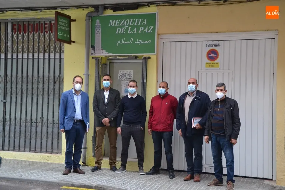 Foto 3 - La Comunidad Isl&aacute;mica de Ciudad Rodrigo inicia el Ramad&aacute;n recibiendo la visita del alcalde  