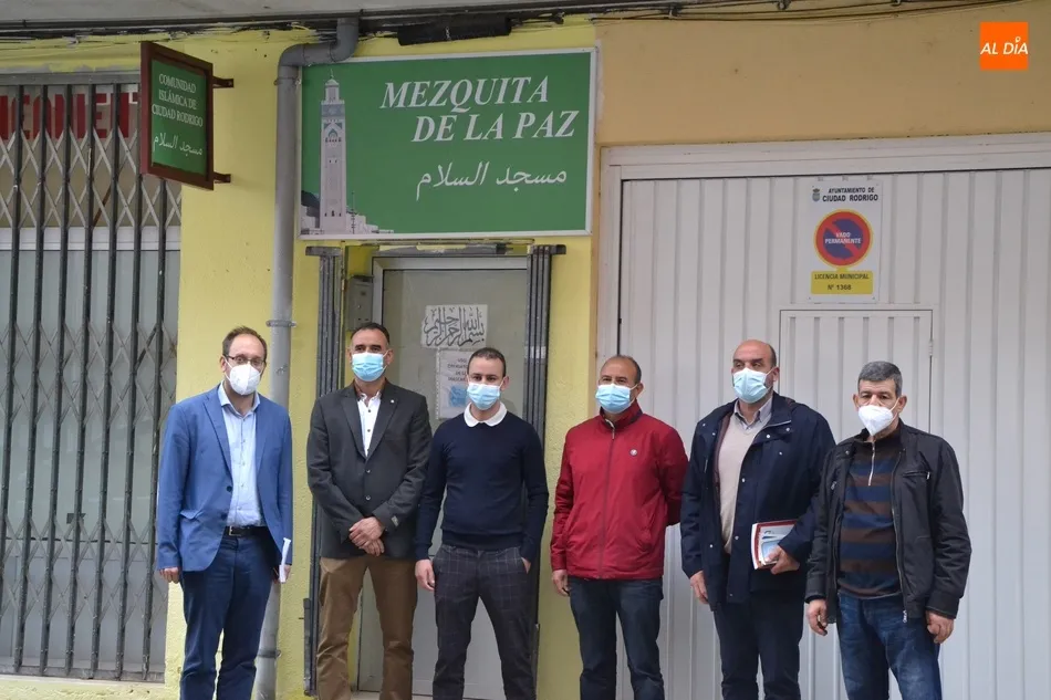 Foto 2 - La Comunidad Isl&aacute;mica de Ciudad Rodrigo inicia el Ramad&aacute;n recibiendo la visita del alcalde  