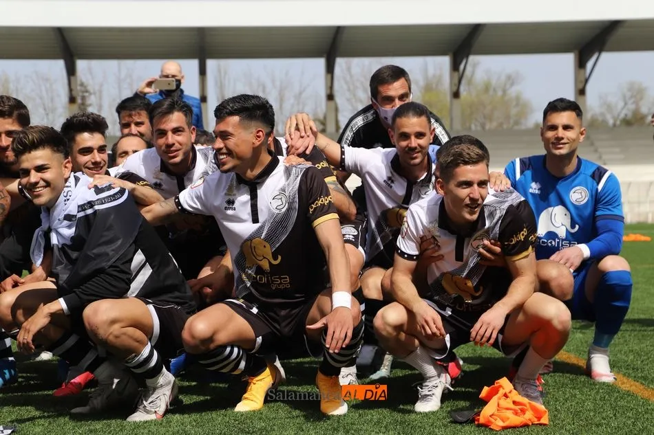 Garay (en el medio) celebra la clasificación a la PRO de Unionistas