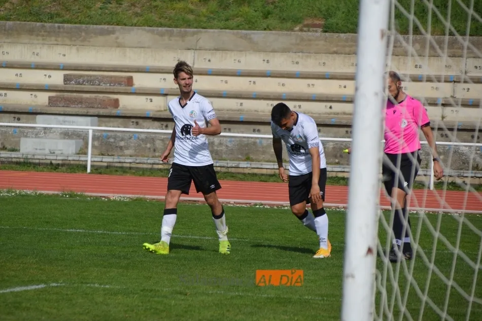 Amis y Denilson celebran un gol del salmantino