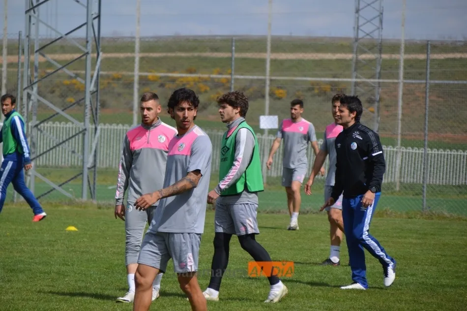 Foto 7 - La sonrisa vuelve al Salamanca UDS: Ux&iacute;o da Pena pasa el coronavirus y ya entrena en busca de la...