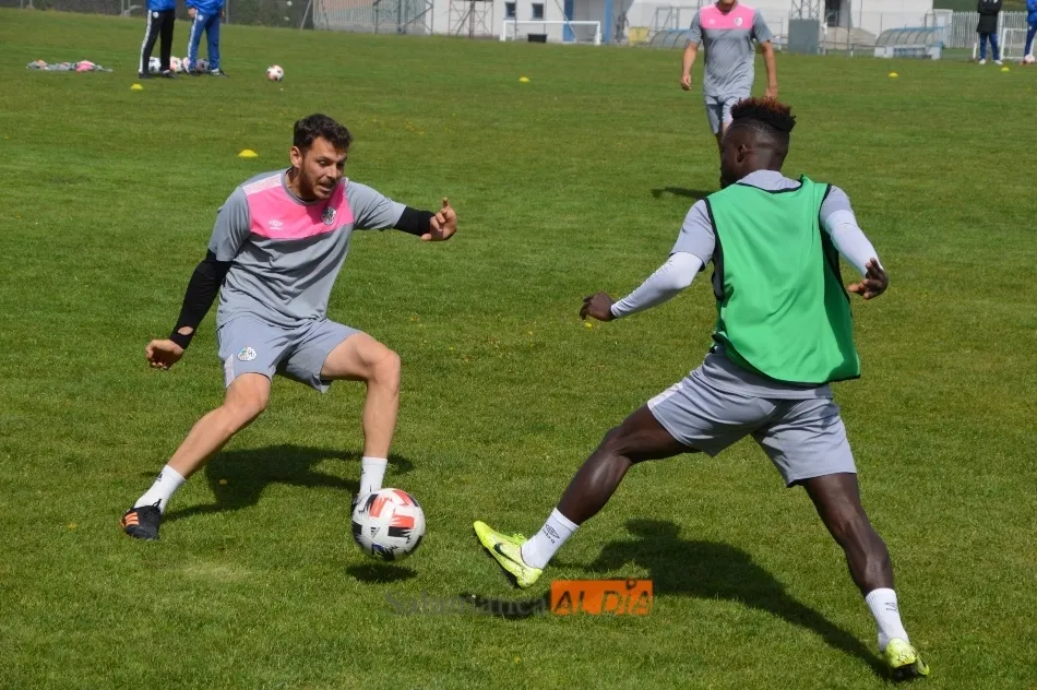 Foto 5 - La sonrisa vuelve al Salamanca UDS: Ux&iacute;o da Pena pasa el coronavirus y ya entrena en busca de la...