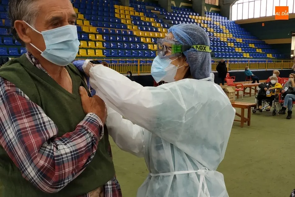 Foto 10 - Unas 500 personas han sido vacunadas este mi&eacute;rcoles en B&eacute;jar con la vacuna de Pfizer