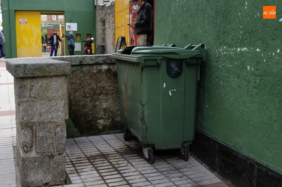 Foto 2 - Contenedores rotos ofrecen una p&eacute;sima imagen de B&eacute;jar durante las vacunaciones