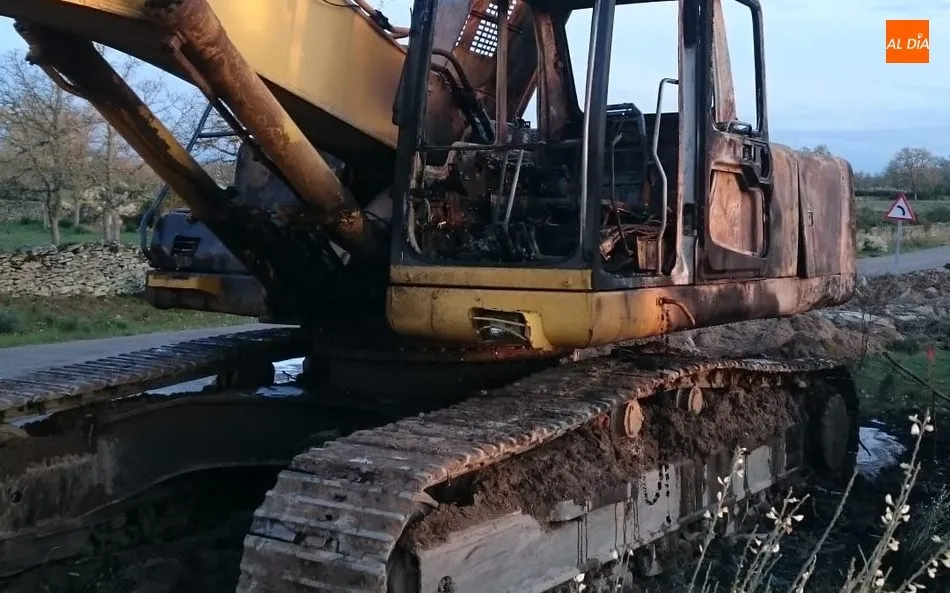 Foto 4 - Los bomberos de Vitigudino sofocan el incendio de una m&aacute;quina excavadora en La V&iacute;dola  