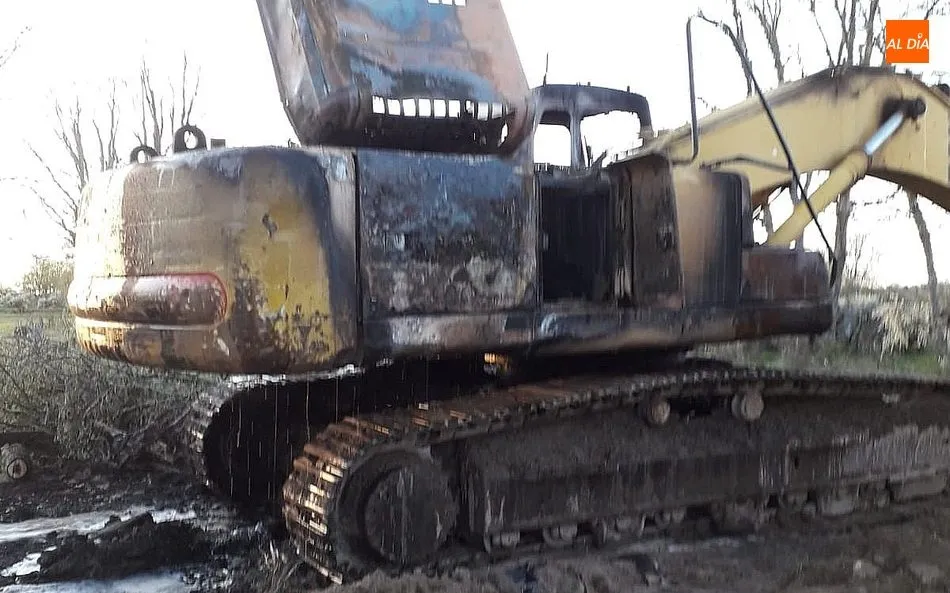 Foto 3 - Los bomberos de Vitigudino sofocan el incendio de una m&aacute;quina excavadora en La V&iacute;dola  