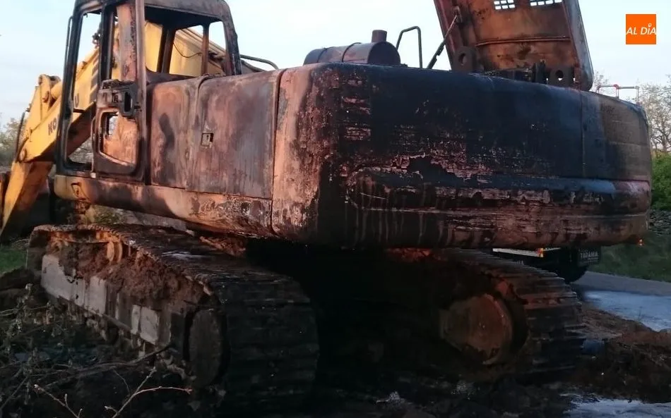 Foto 2 - Los bomberos de Vitigudino sofocan el incendio de una m&aacute;quina excavadora en La V&iacute;dola  