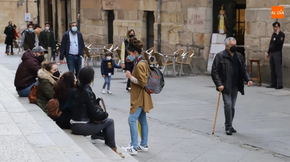 Una guía turística hace su tour frente a la Casa de  las Conchas