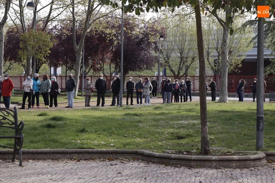 Foto 9 - Largas colas en la vacunaci&oacute;n masiva en el Multiusos para personas de 79 a 74 a&ntilde;os