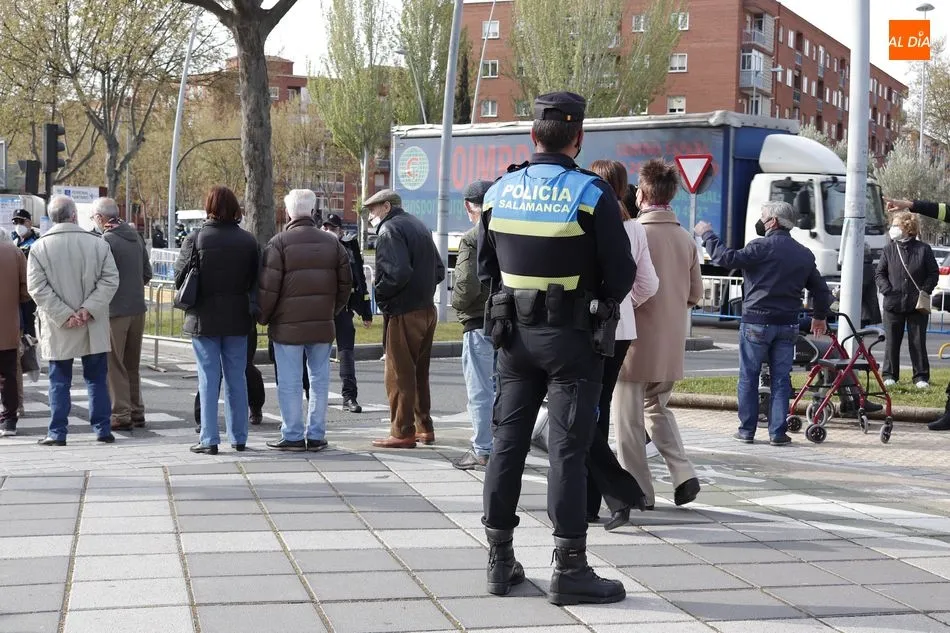 Foto 7 - Largas colas en la vacunaci&oacute;n masiva en el Multiusos para personas de 79 a 74 a&ntilde;os
