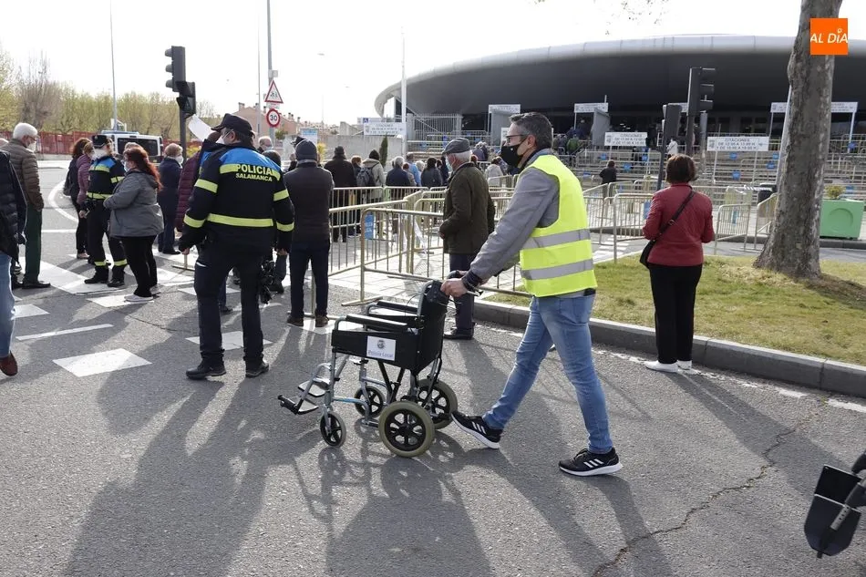 Foto 4 - Largas colas en la vacunaci&oacute;n masiva en el Multiusos para personas de 79 a 74 a&ntilde;os