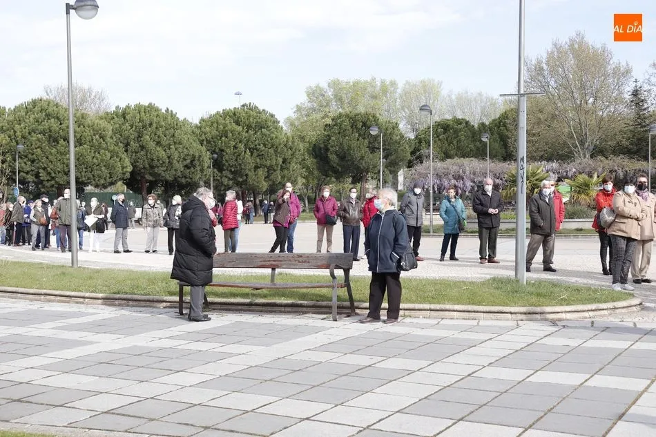 Foto 2 - Largas colas en la vacunaci&oacute;n masiva en el Multiusos para personas de 79 a 74 a&ntilde;os