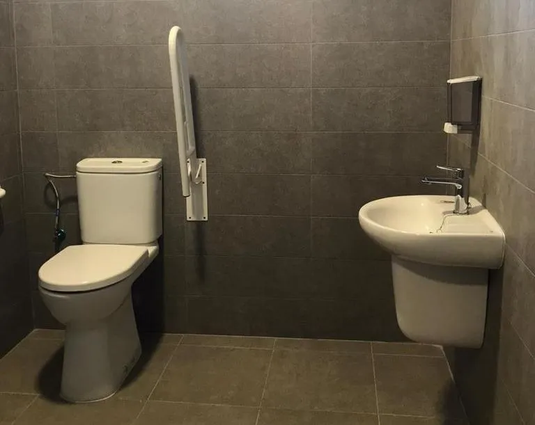 Aspecto del baño tras la renovación sufrida