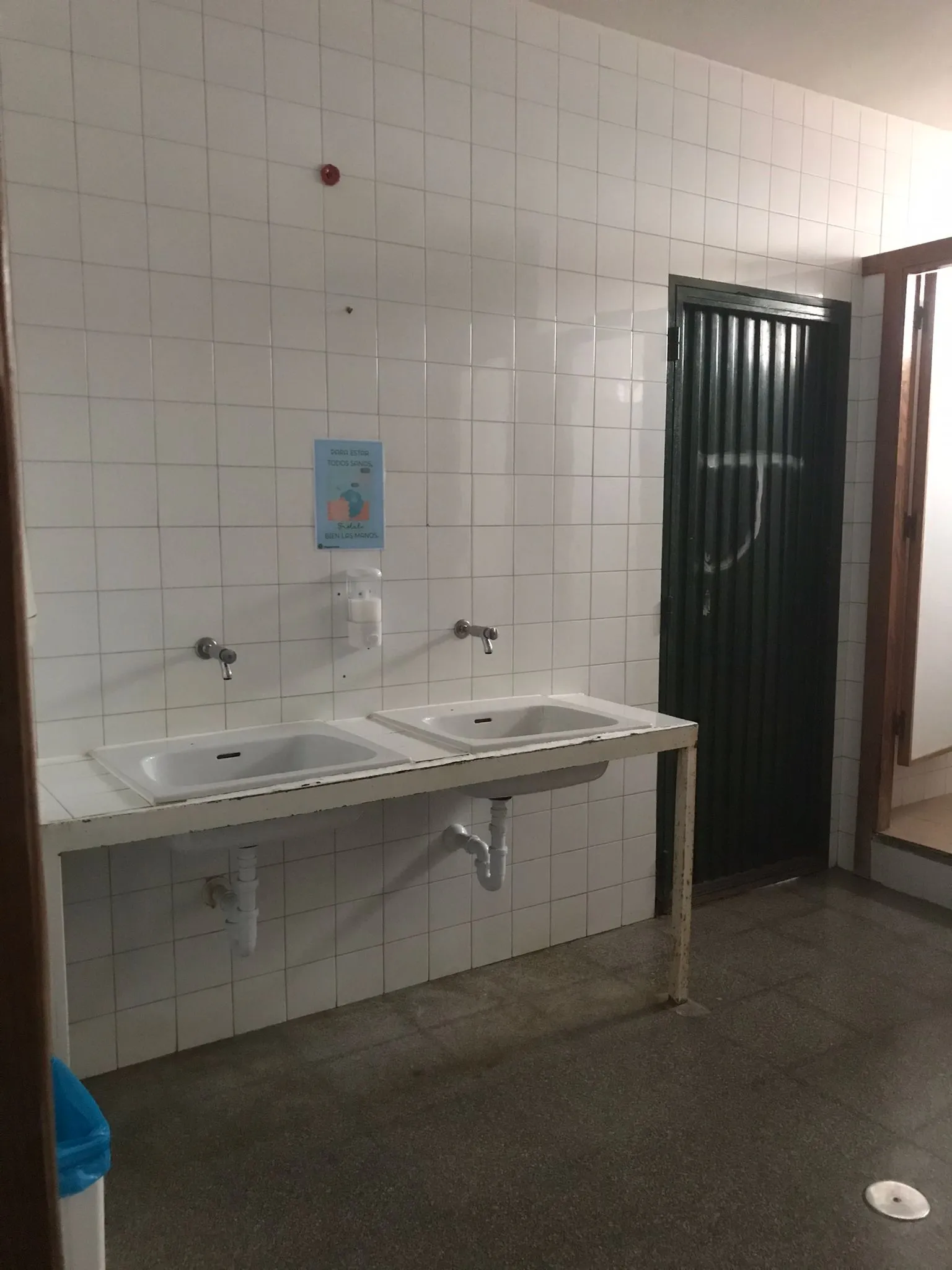 Foto 3 - Renovaci&oacute;n de un ba&ntilde;o en el CEIP Santa Teresa de Alba de Tormes