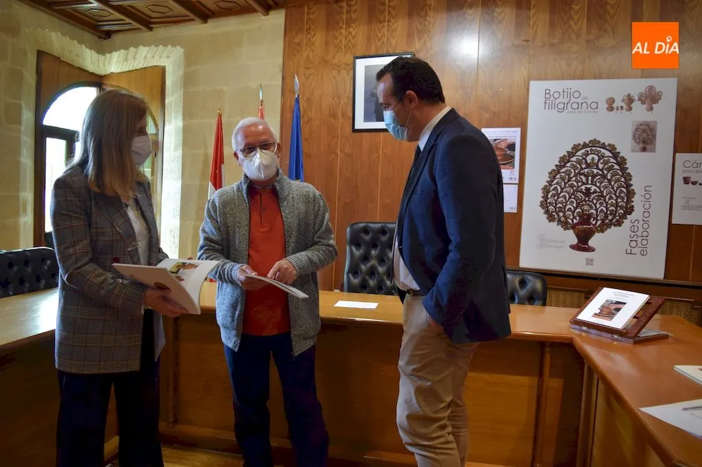 Concepción Miguélez, Luciano Hernández y David Mingo durante la presentación de la publicación / Pedro Zaballos