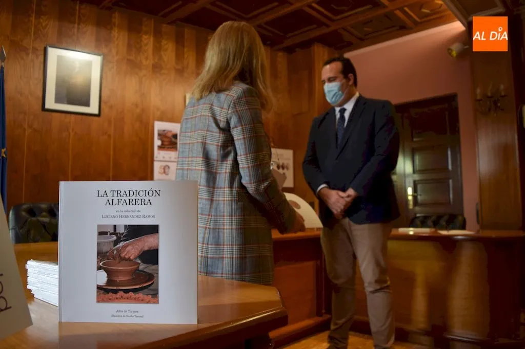 Foto 4 - La exposici&oacute;n&nbsp;&lsquo;Tradici&oacute;n alfarera en la colecci&oacute;n de Luciano Hern&aacute;ndez Ramos&rsquo; es plasmada...