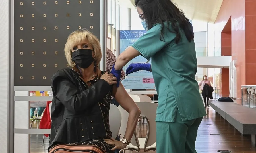 Vacunación de la consejera de Sanidad, Verónica Casado, en Valladolid