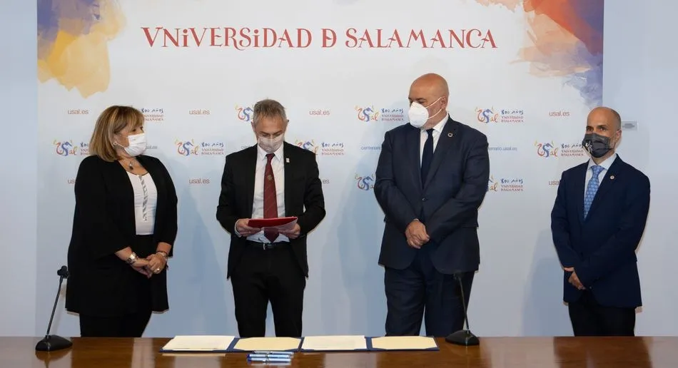 Charo Arévalo, directora corporativa, D. Ricardo Rivero Ortega, rector y representante de la Universidad y José Vte. Berlanga, presidente