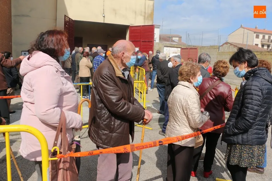 Foto 11 - M&aacute;s de 425 personas reciben en Vitigudino este jueves la vacuna covid  