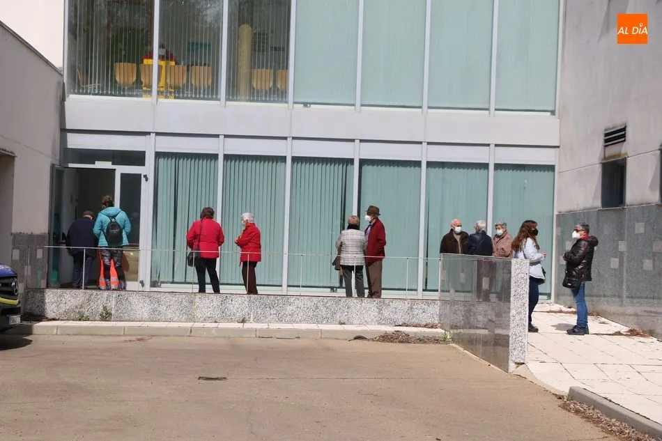 Foto 9 - M&aacute;s de 425 personas reciben en Vitigudino este jueves la vacuna covid  
