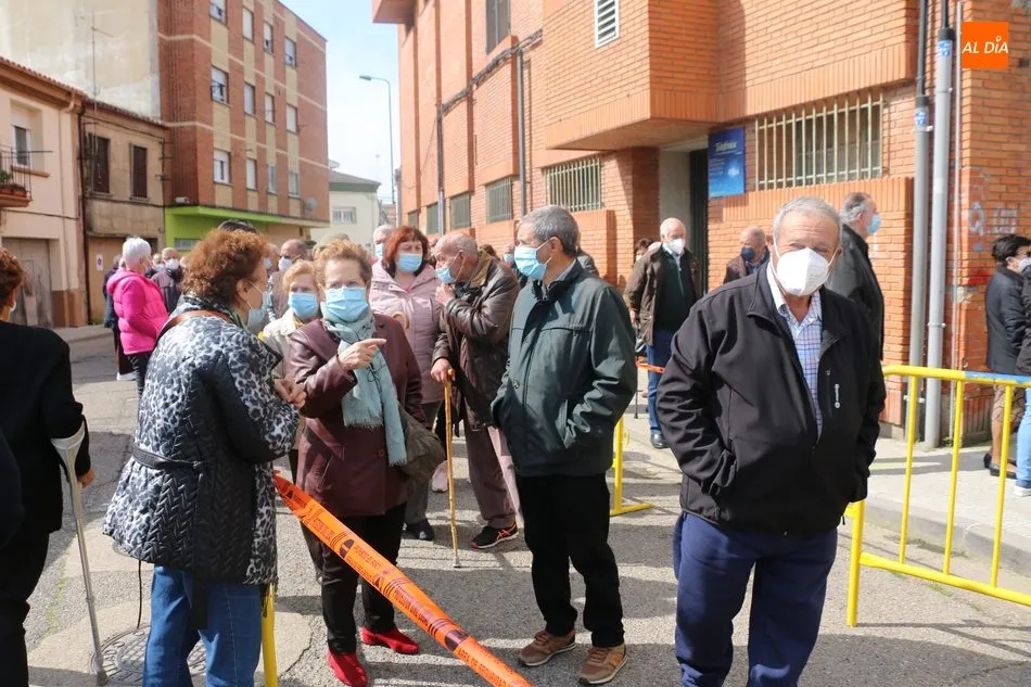 Foto 8 - M&aacute;s de 425 personas reciben en Vitigudino este jueves la vacuna covid  