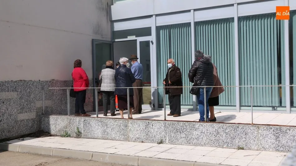 Foto 7 - M&aacute;s de 425 personas reciben en Vitigudino este jueves la vacuna covid  