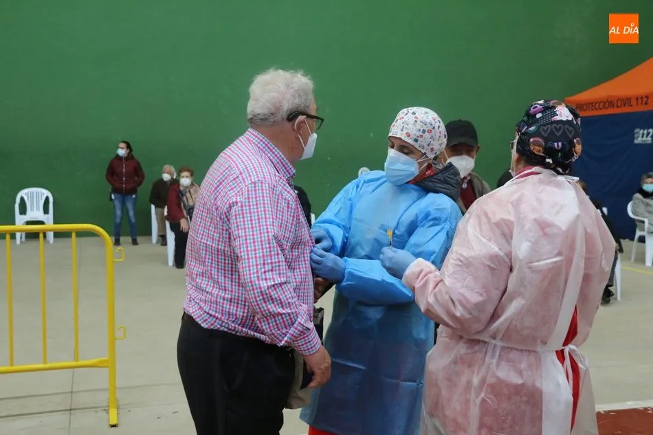 Foto 6 - M&aacute;s de 425 personas reciben en Vitigudino este jueves la vacuna covid  