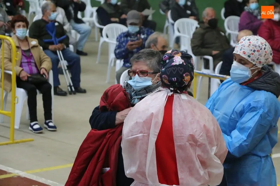 Foto 4 - M&aacute;s de 425 personas reciben en Vitigudino este jueves la vacuna covid  