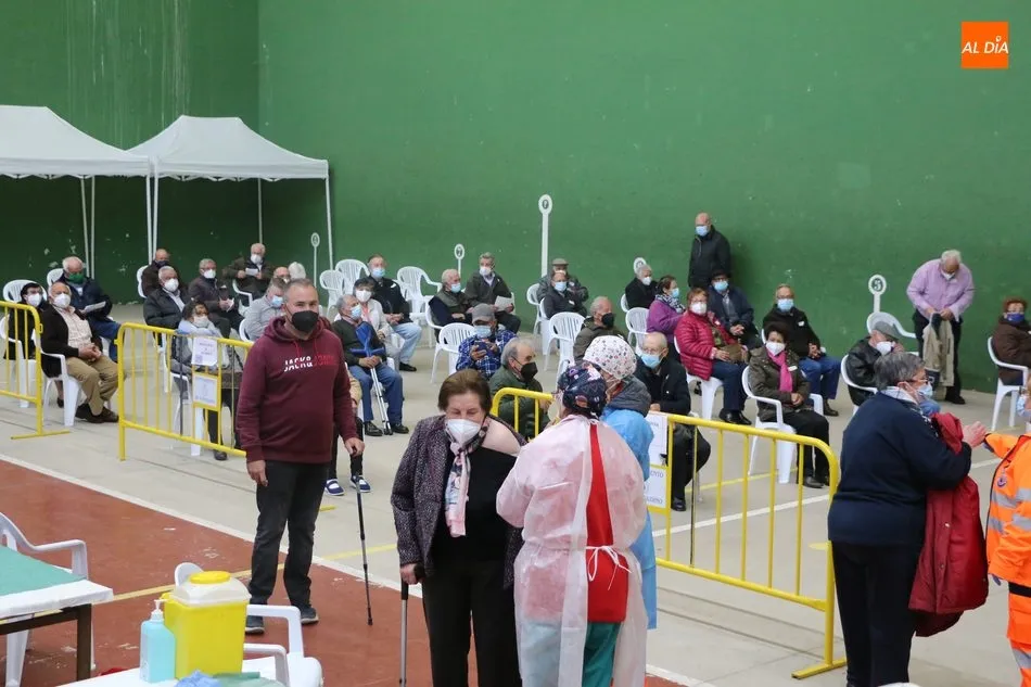 Foto 3 - M&aacute;s de 425 personas reciben en Vitigudino este jueves la vacuna covid  