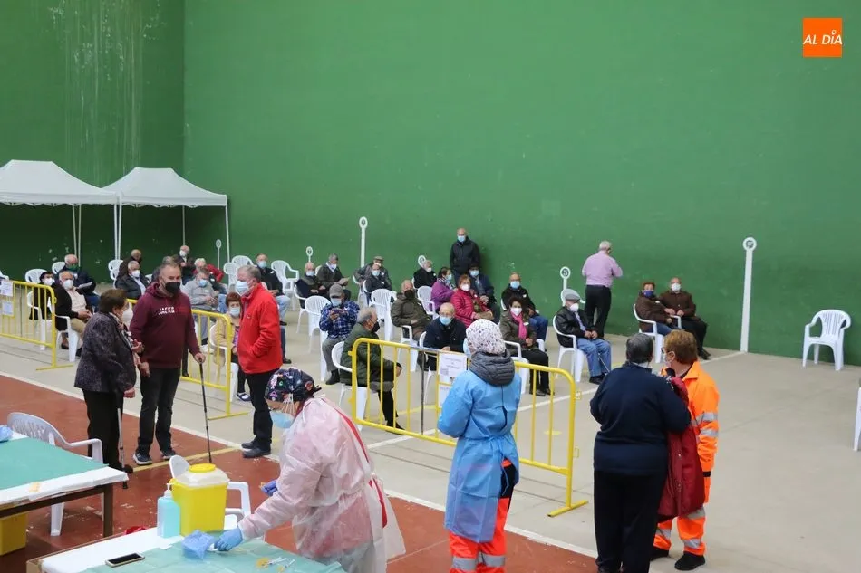 Foto 2 - M&aacute;s de 425 personas reciben en Vitigudino este jueves la vacuna covid  